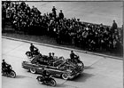 <p>Юрия Гагарина встречают на Ленинском проспекте.<br />
В.Ахломов.<br />
Москва. 14 апреля 1961 г. <br />
 </p>